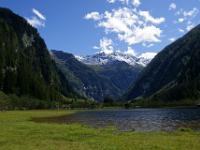 Seebachtal mit Stappitzer See vor verschneiter Bergkulisse